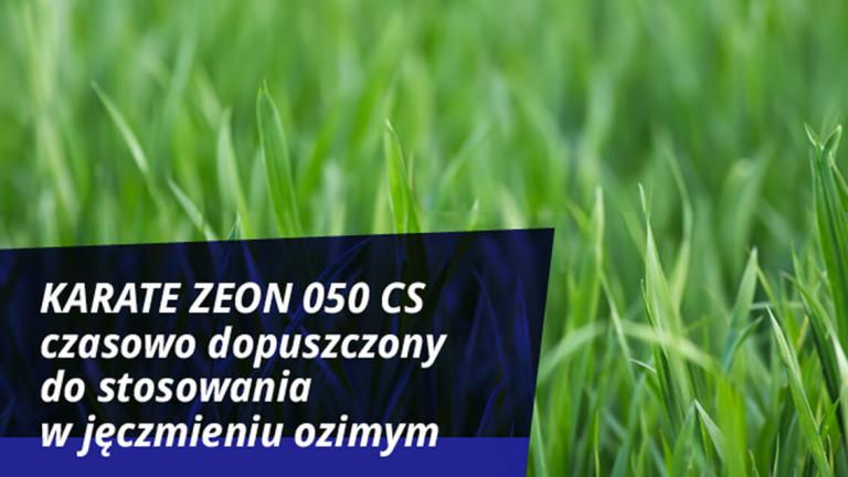 Baner z napisem „KARATE ZEON 050 CS…” na tle zielonej trawy